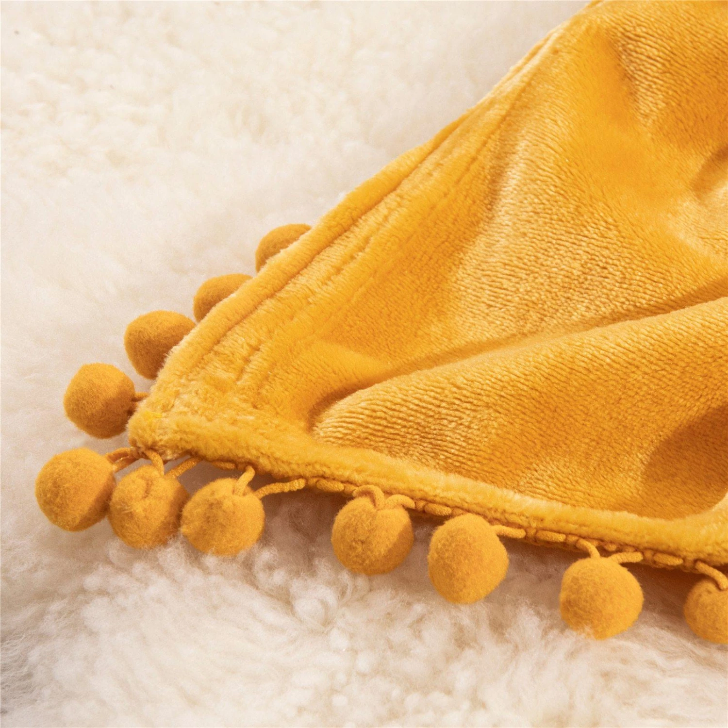 Plaid Canapé En Flanelle Jaune à Pompons 3 Plaid Canapé En Flanelle Jaune à Pompons – Image 3